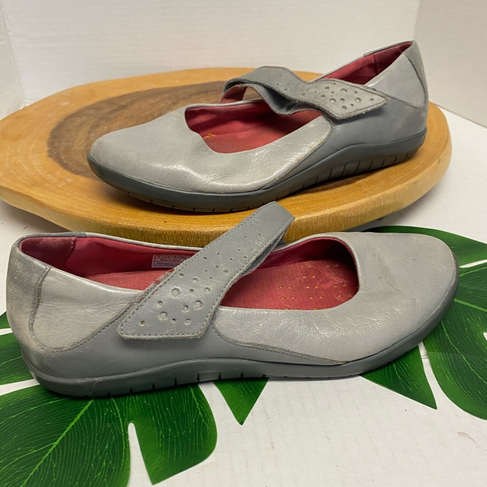 TSUBO Leather Grey Mary Janes Flats